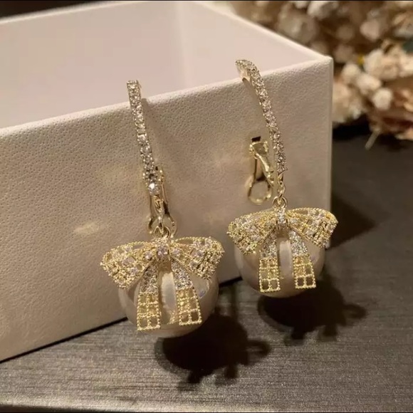 New! Beautiful Big Pearl Bow Earrings - Picture 2 of 4